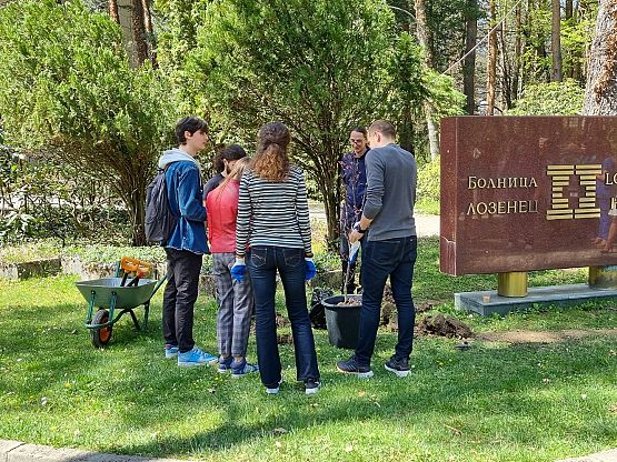 Дарение на японски кленове на УМБАЛ 